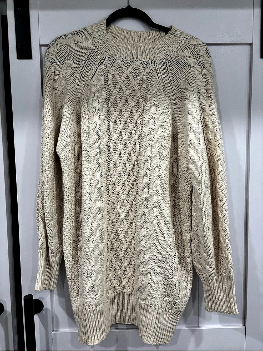 Cable Knit Sweater in Cream Size Small Like New